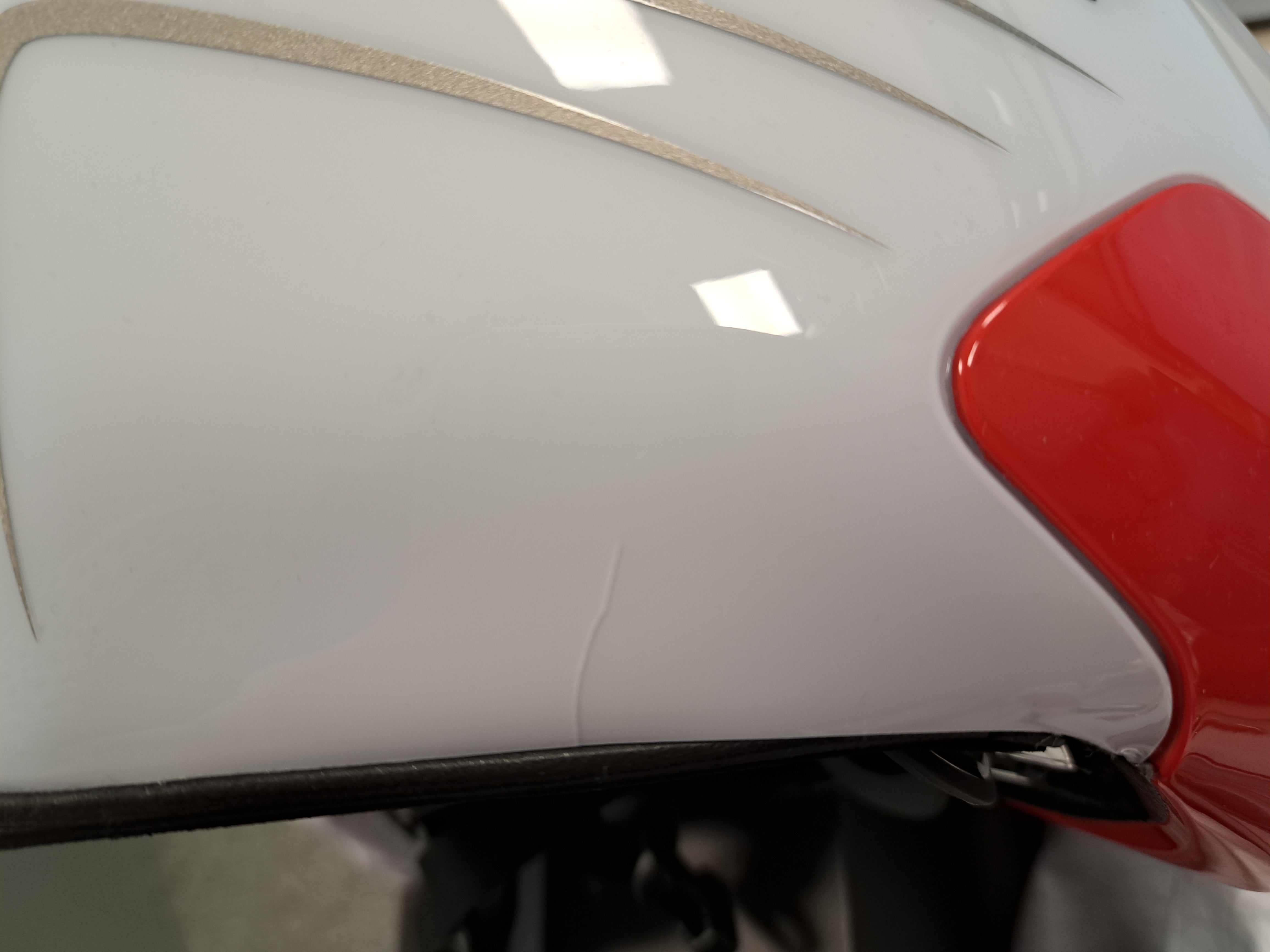 Ansicht linke Seite mit leichten oberflächlichen Materialfehler