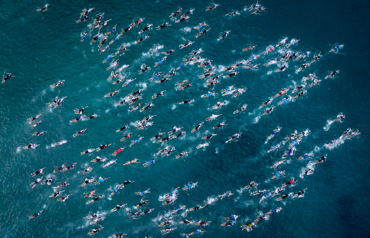 Die Athleten der Ironman WM 2026 Hawaii auf der Schwimmstrecke von oben fotografiert.