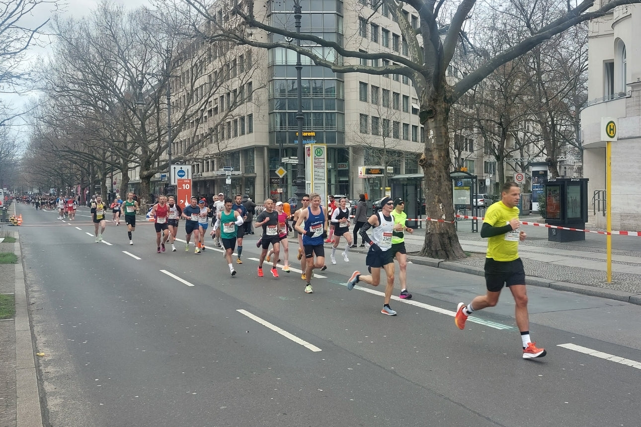 Eine Gruppe Läufer beim Berliner Halbmarathon