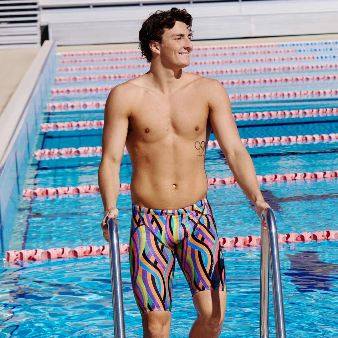 Tragebild Badehose von vorne Schwimmbadumgebung