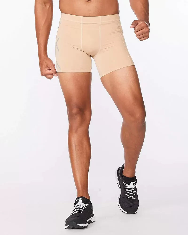 2XU Core Compression 1/2 Shorts, Herren, Beige/Silver