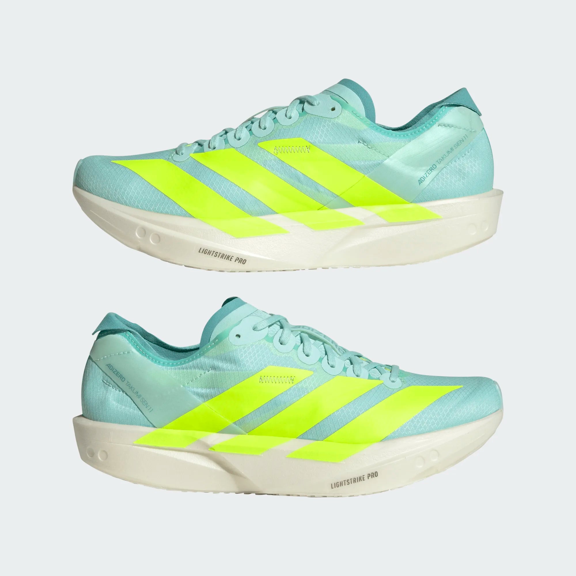 Seitenansicht linker Schuh oben und rechter Schuh unten