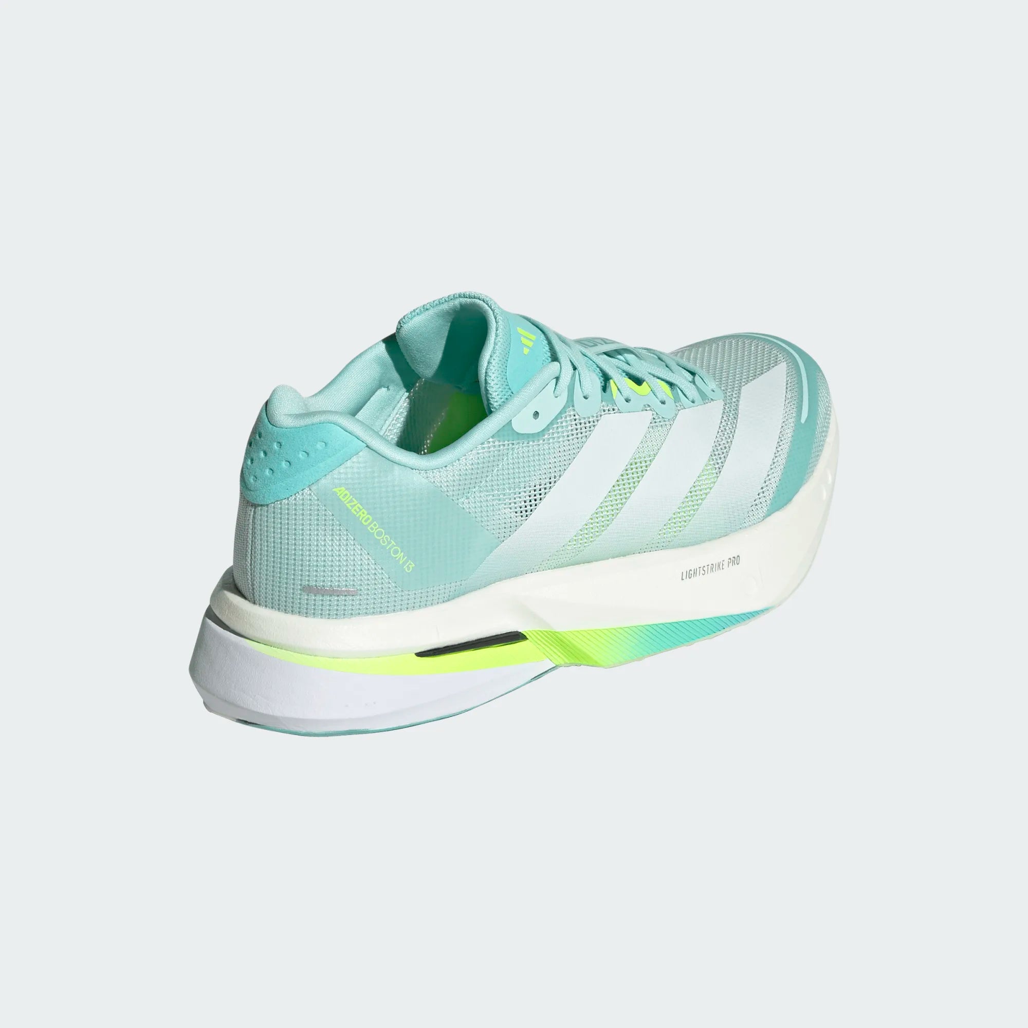 Schrägansicht rechter Schuh von hinten