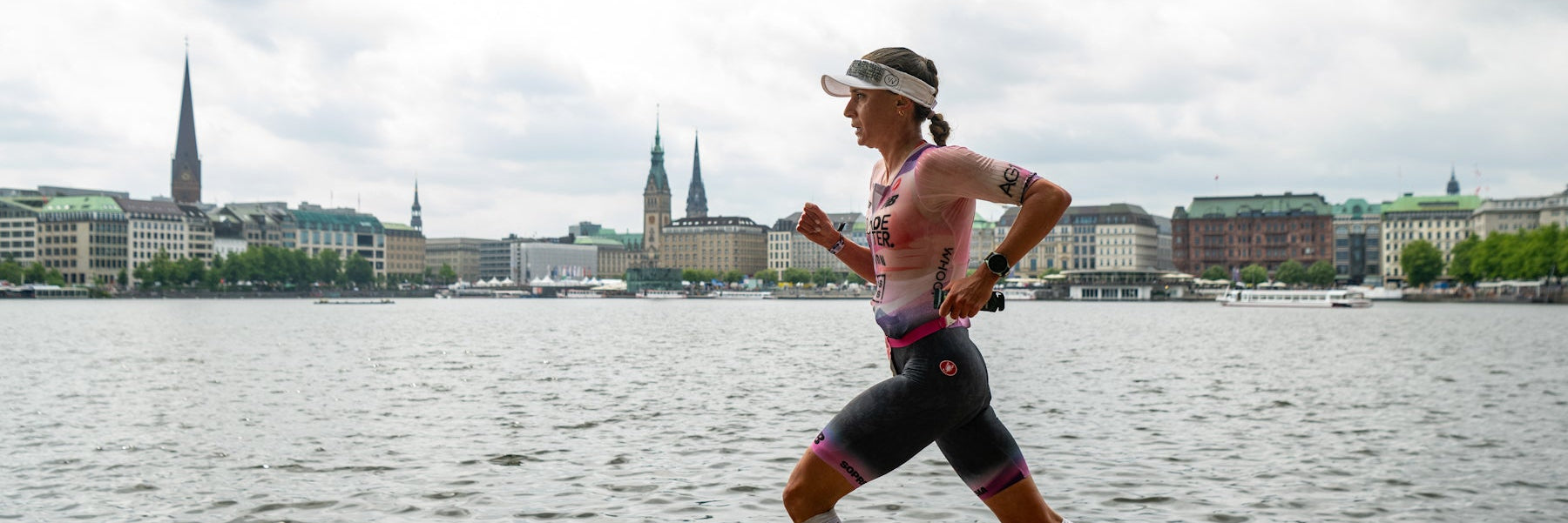 Laura Philipp beim Marathon vor der Kulisse der Hamburger Binnenalster