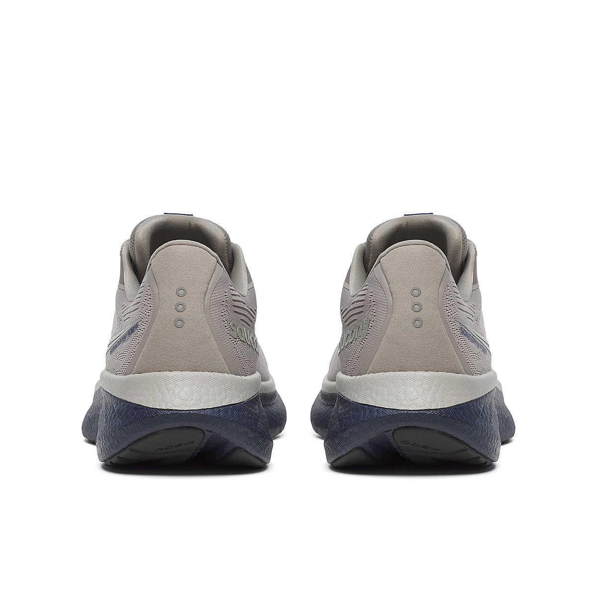 Rückansicht Detail Fersenbereich rechter und linker Schuh