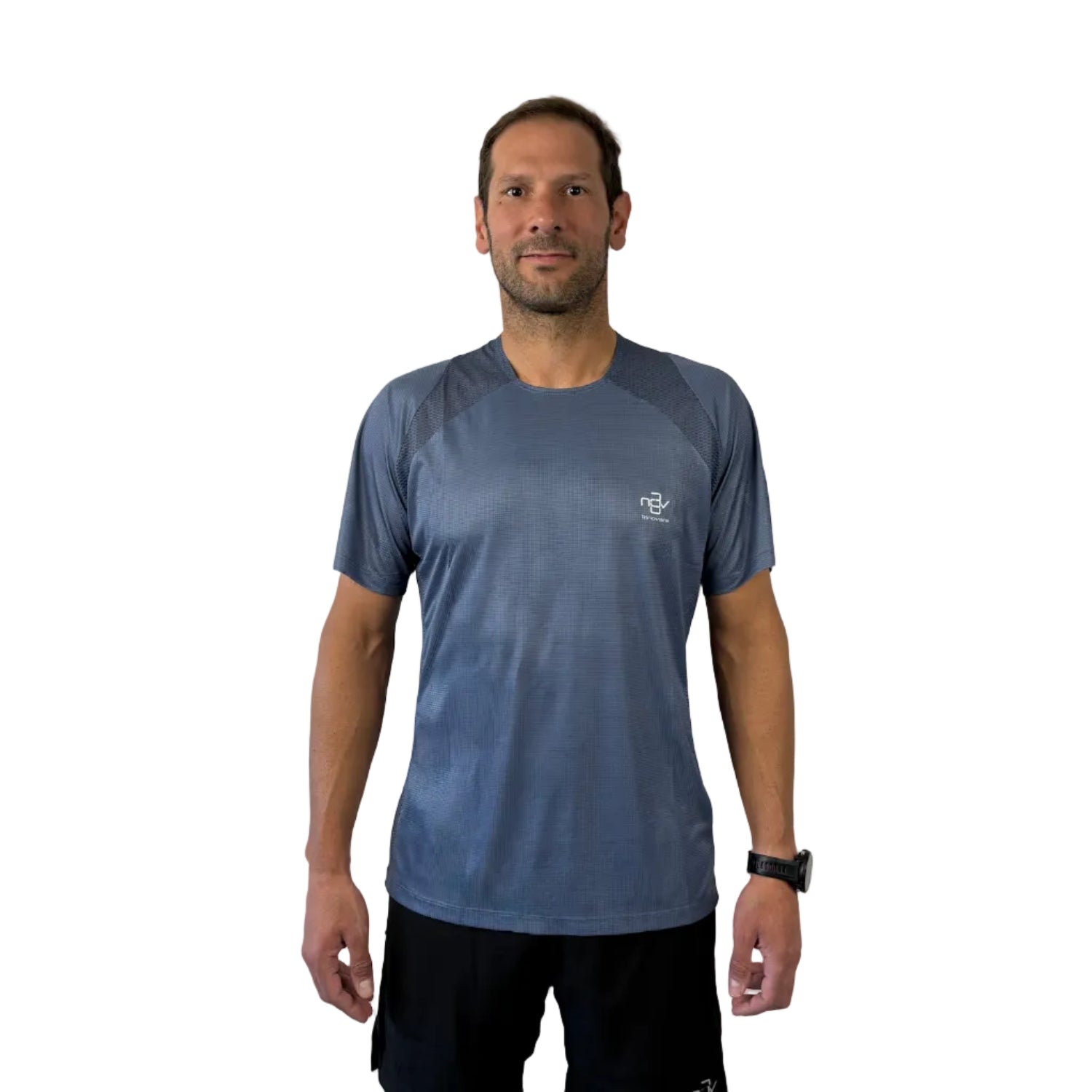 Trinovate Elite Kurzarm-Laufshirt, stone-grey, von vorn am männlichen Modell